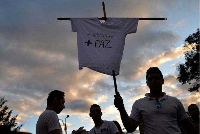 Colombianos que defienden los diálogos de paz con las FARC Colombianos que defienden los diálogos de paz con las FARC