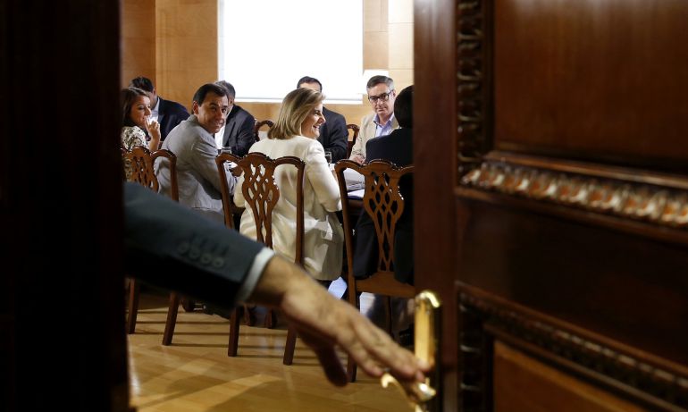 Los equipos del PP y Ciudadanos, durante una de las reuniones para impulsar un pacto de investidura. Los equipos del PP y Ciudadanos, durante una de las reuniones para impulsar un pacto de investidura.