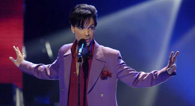 Prince, en una aparición sorpresa en la final de 'American Idol' en el Teatro Kodak de Hollywood el 24 de mayo de 2006. Prince, en una aparición sorpresa en la final de 'American Idol' en el Teatro Kodak de Hollywood el 24 de mayo de 2006.