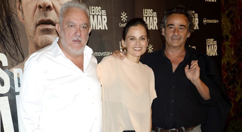 El director Imanol Uribe y los actores Elena Anaya y Eduard Fernández en la premiere de 'Lejos del mar', el pasado 30 de agosto. El director Imanol Uribe y los actores Elena Anaya y Eduard Fernández en la premiere de 'Lejos del mar', el pasado 30 de agosto.