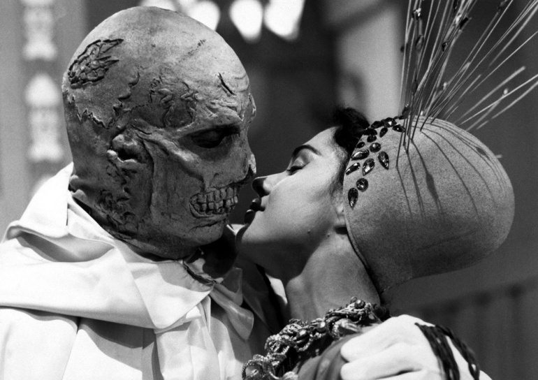 Fotograma de 'El abominable Dr. Phibes' (Robert Fuest, 1971), con Vincent Price. Fotograma de 'El abominable Dr. Phibes' (Robert Fuest, 1971), con Vincent Price.
