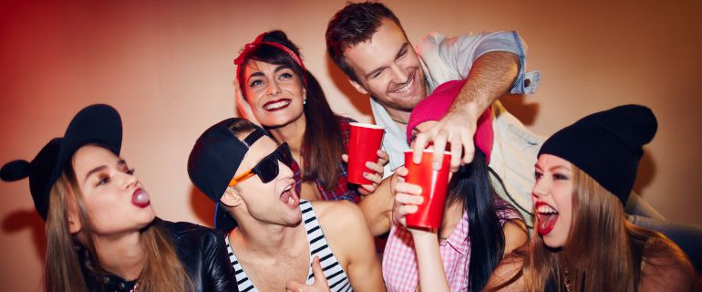 Un grupo de adolescentes consumiendo alcohol. Un grupo de adolescentes consumiendo alcohol.
