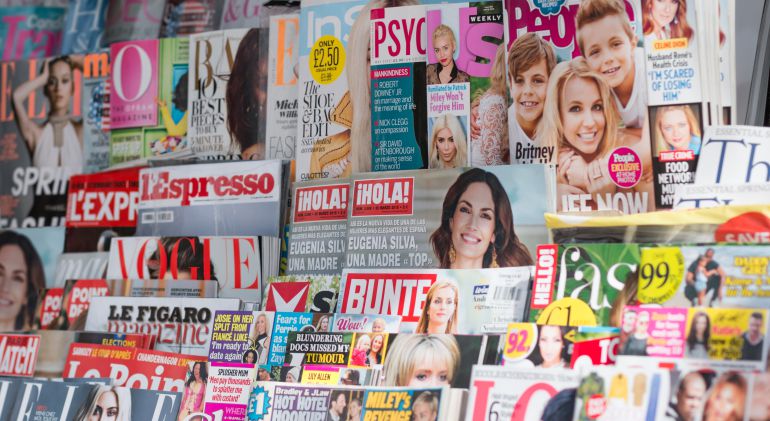 Imagen de varias revistas del corazón en el expositor de un kiosko. Imagen de varias revistas del corazón en el expositor de un kiosko.