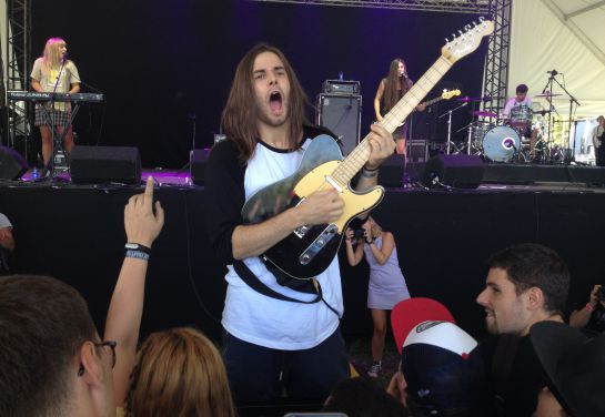 El guitarrista de Belako no tardó ni media canción en bajar a tocar delante del público. El guitarrista de Belako no tardó ni media canción en bajar a tocar delante del público.