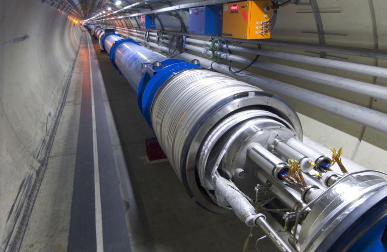 Imagen del interior del túnel de 27 kilómetros del LHC, el Acelerador de Partícula del CERN, el mayor del mundo hasta la fecha. Imagen del interior del túnel de 27 kilómetros del LHC, el Acelerador de Partícula del CERN, el mayor del mundo hasta la fecha.