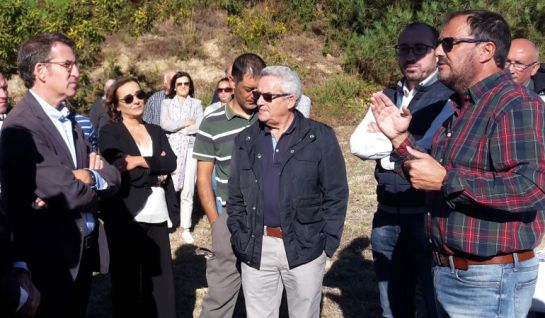 Núñez Feijóo y Pepa Bueno escuchan las explicaciones de los gestores de la finca experimental Pe Redondo en Meis Núñez Feijóo y Pepa Bueno escuchan las explicaciones de los gestores de la finca experimental Pe Redondo en Meis