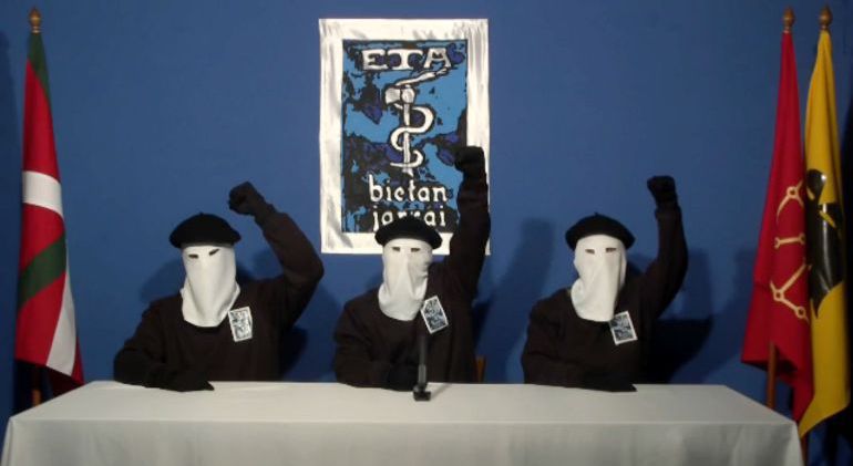 Imagen de tres etarras encapuchados durante uno de sus comunicados. Imagen de tres etarras encapuchados durante uno de sus comunicados.