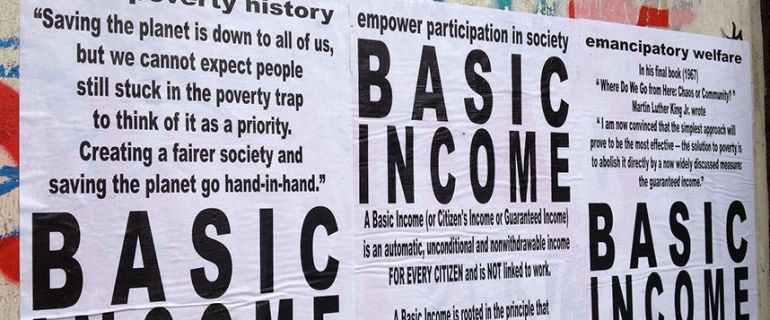 Cartelería que, en Canadá, pide la implementación de una renta básica de la ciudadanía. Cartelería que, en Canadá, pide la implementación de una renta básica de la ciudadanía.