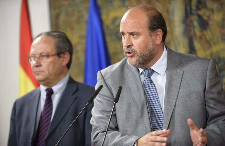 El vicepresidente del Gobierno de Castilla-La Mancha, José Luis Martínez Guijarro (d) y el consejero de Hacienda, Juan Alfonso Ruiz Molina El vicepresidente del Gobierno de Castilla-La Mancha, José Luis Martínez Guijarro (d) y el consejero de Hacienda, Juan Alfonso Ruiz Molina