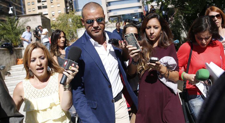 Flores a su salida de la Audiencia Provincial de Madrid tras ser condenado a cuatro años de cárcel por homicidio imprudente. Flores a su salida de la Audiencia Provincial de Madrid tras ser condenado a cuatro años de cárcel por homicidio imprudente.