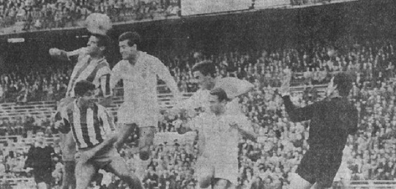 Luis Aragonés marcó el primer gol de la historia del Vicente Calderón Luis Aragonés marcó el primer gol de la historia del Vicente Calderón
