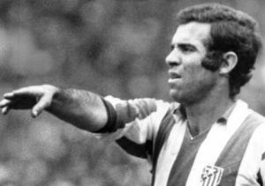 Luis Aragonés con la elástica del Atlético de Madrid Luis Aragonés con la elástica del Atlético de Madrid