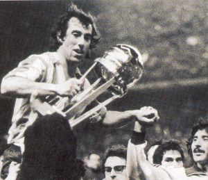 Adelardo levanta la Copa Intercontinental Adelardo levanta la Copa Intercontinental