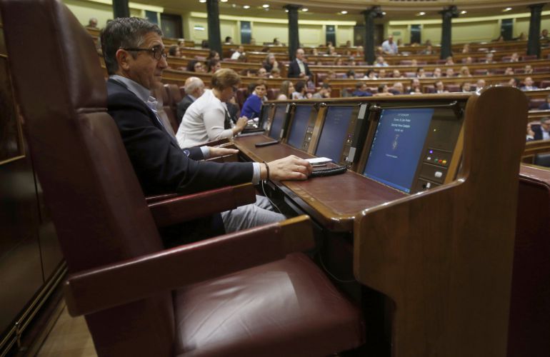 Vista del nuevo escaño del exsecretario general del PSOE Pedro Sánchez, situado en la cuarta fila del hemiciclo del Congreso de los Diputados, junto al diputado Patxi López. Vista del nuevo escaño del exsecretario general del PSOE Pedro Sánchez, situado en la cuarta fila del hemiciclo del Congreso de los Diputados, junto al diputado Patxi López.