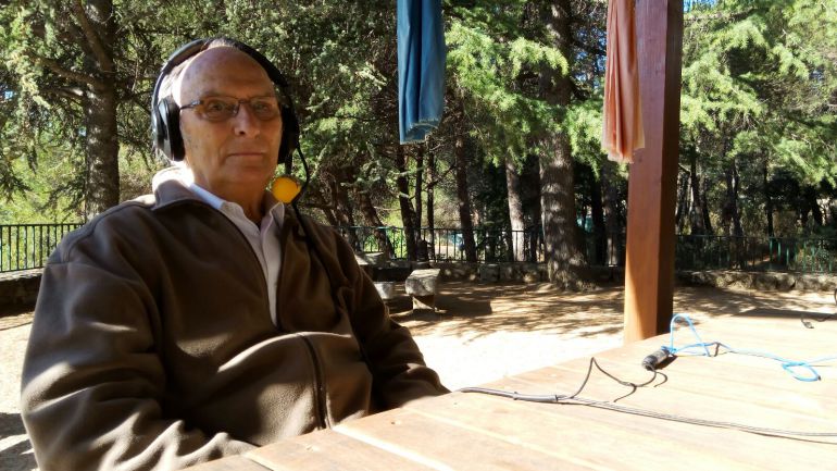 El director Carlos Saura en el jardín de su casa. El director Carlos Saura en el jardín de su casa.