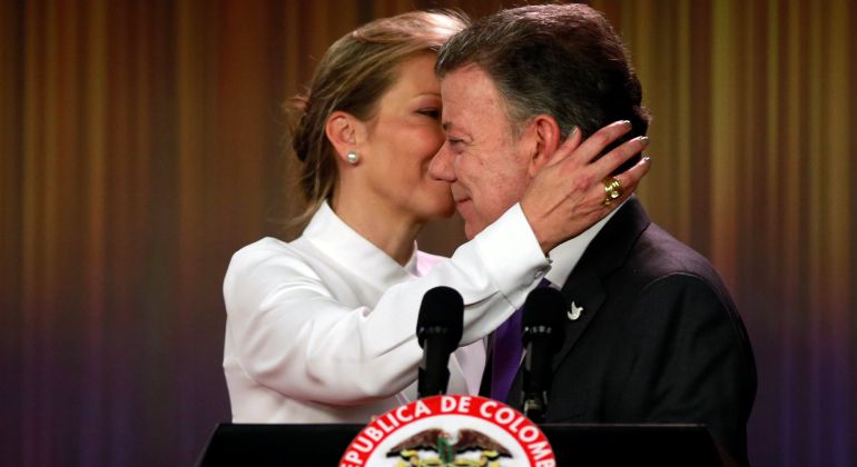 El presidente de Colombia Juan Manuel Santos y su mujer se abrazan en la rueda de prensa tras ganar el Nobel de la Paz. El presidente de Colombia Juan Manuel Santos y su mujer se abrazan en la rueda de prensa tras ganar el Nobel de la Paz.