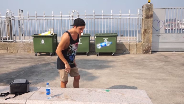 El "reto de la botella" se ha convertido en el juego de moda y los vídeos en youtube con consejos para conseguirlo acumulan millones de visitas El "reto de la botella" se ha convertido en el juego de moda y los vídeos en youtube con consejos para conseguirlo acumulan millones de visitas