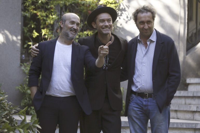 El director italiano Paolo Sorrentino (d), los actores, el británico Jude Law (c) y el español Javier Cámara (i), posan durante la presentación de 'The Young Pope' El director italiano Paolo Sorrentino (d), los actores, el británico Jude Law (c) y el español Javier Cámara (i), posan durante la presentación de 'The Young Pope'