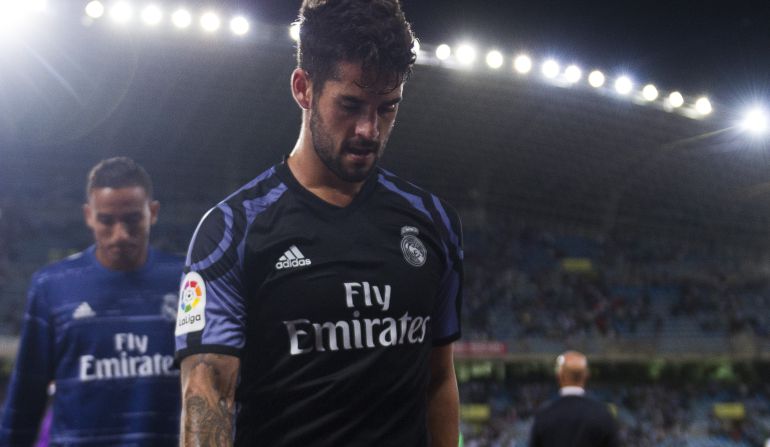 Isco, cabizbajo abandonando el estadio de Anoeta Isco, cabizbajo abandonando el estadio de Anoeta