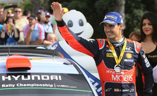 GRA201. SALOU (TARRAGONA), 16/10/2016.- El español Dani Sordo, de Hyundai, celebra su segundo puesto en el Rally RACC Cataluña-Costa Daurada, undécima cita del campeonato mundial. EFE/Jaume Sellart GRA201. SALOU (TARRAGONA), 16/10/2016.- El español Dani Sordo, de Hyundai, celebra su segundo puesto en el Rally RACC Cataluña-Costa Daurada, undécima cita del campeonato mundial. EFE/Jaume Sellart