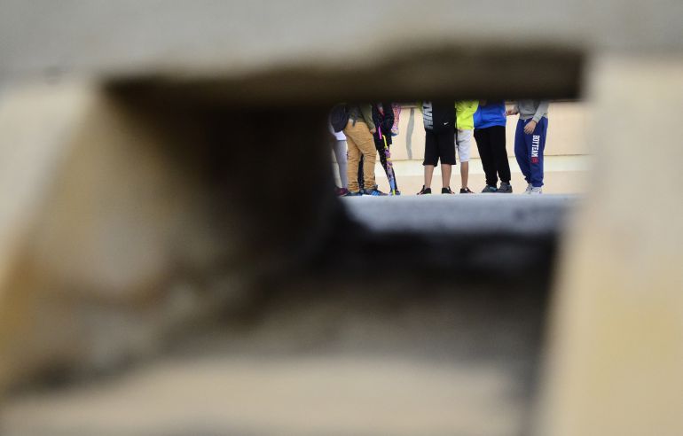 Unos niños esperan para entrar al colegio público del barrio obrero de Son Roca de la capital balear. Unos niños esperan para entrar al colegio público del barrio obrero de Son Roca de la capital balear.