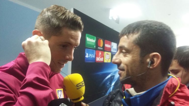 Fernando Torres atiende a los micrófonos de la Cadena SER Fernando Torres atiende a los micrófonos de la Cadena SER