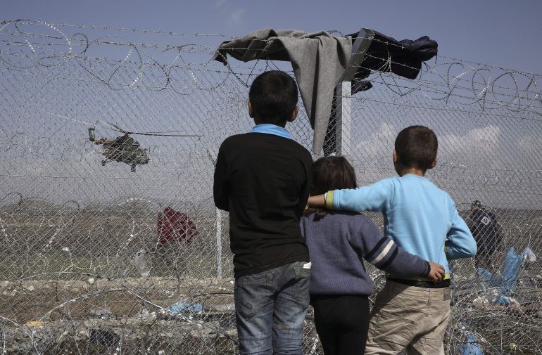 Un grupo de niños observa un helicóptero desde el campamento de refugiados en Idomeni (2015) Un grupo de niños observa un helicóptero desde el campamento de refugiados en Idomeni (2015)
