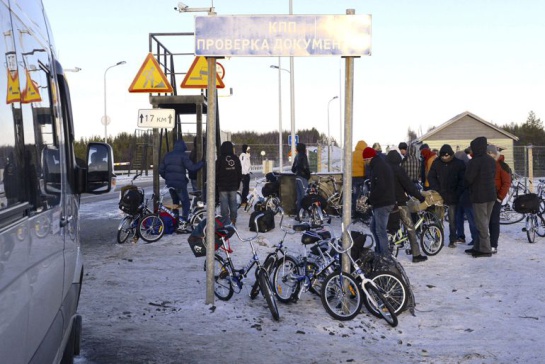 Refugiados y bicicletas en la parte rusa de la frontera con Noruega: la ley rusa prohibe cruzar la frontera a pie Refugiados y bicicletas en la parte rusa de la frontera con Noruega: la ley rusa prohibe cruzar la frontera a pie