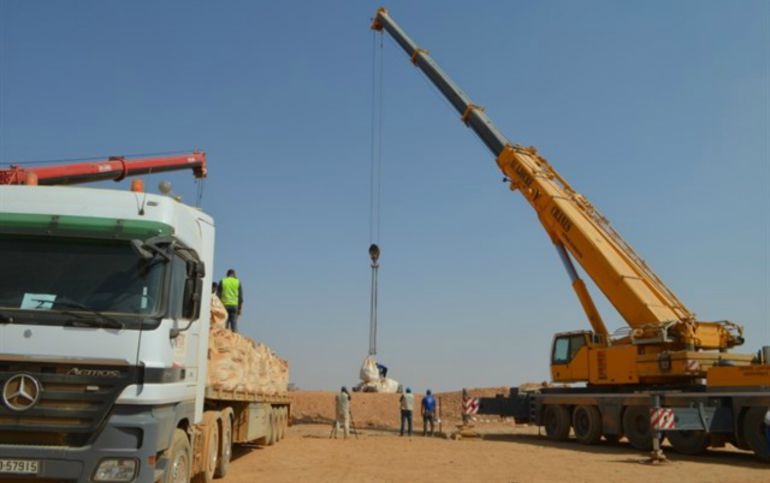 Momento de la entrega de ayuda humanitaria desde Jordania a los refugiados sirios atrapados en la zona de la berma (Siria). Momento de la entrega de ayuda humanitaria desde Jordania a los refugiados sirios atrapados en la zona de la berma (Siria).