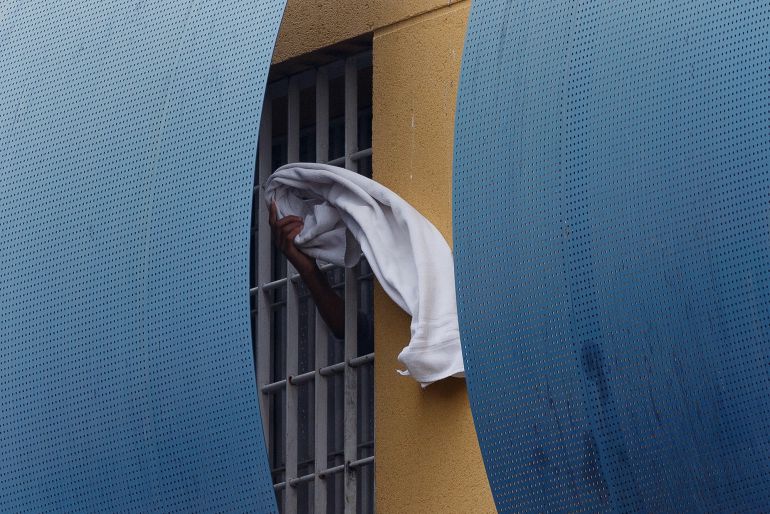 Un inmigrante saca una toalla desde su celda en las protestas del CIE de Aluche el 19 de octubre. Un inmigrante saca una toalla desde su celda en las protestas del CIE de Aluche el 19 de octubre.