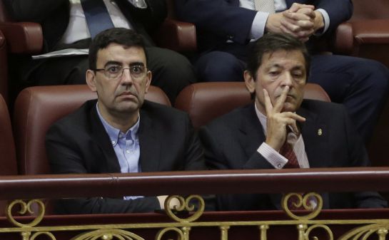 El presidente de la gestora del PSOE, Javier Fernández (d), y el portavoz de la misma, Mario Jiménez El presidente de la gestora del PSOE, Javier Fernández (d), y el portavoz de la misma, Mario Jiménez