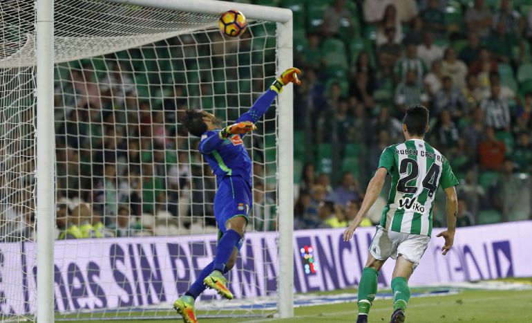 Diego López salvó al Espanyol con una espectacular parada en la recta final Diego López salvó al Espanyol con una espectacular parada en la recta final