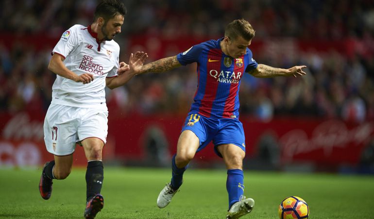 Sarabia trata de quitarle la pelota a Digne Sarabia trata de quitarle la pelota a Digne
