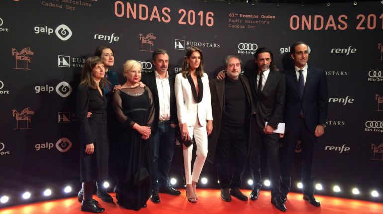 Imagen de los guionistas y alguno de los actores de 'El Ministerio del Tiempo', Premio Ondas a la Mejor Serie. Imagen de los guionistas y alguno de los actores de 'El Ministerio del Tiempo', Premio Ondas a la Mejor Serie.