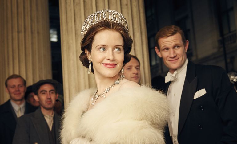 Fotograma de la serie de 'Netflix' 'The Crown' con una joven Isabel II y el duque de Edimburgo Fotograma de la serie de 'Netflix' 'The Crown' con una joven Isabel II y el duque de Edimburgo