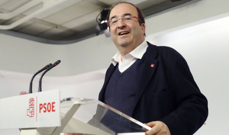 El primer secretario del PSC, Miquel Iceta, durante la rueda de prensa que ofreció tras la reunión que mantuvo hoy en Ferraz con el presidente de la gestora del PSOE, Javier Fernández El primer secretario del PSC, Miquel Iceta, durante la rueda de prensa que ofreció tras la reunión que mantuvo hoy en Ferraz con el presidente de la gestora del PSOE, Javier Fernández