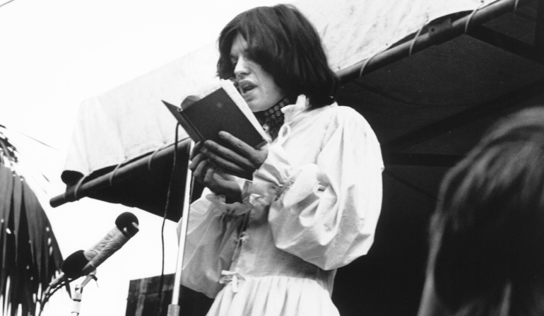 Mick Jagger leyendo en el concierto tributo a Brian Jones Mick Jagger leyendo en el concierto tributo a Brian Jones