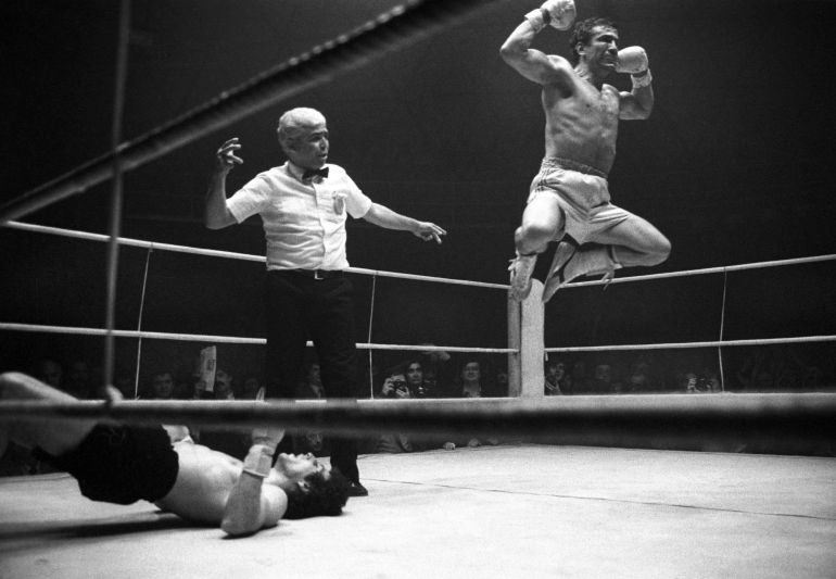 Fotografía de archivo del exboxeador Perico Fernández cuando se proclamó campeón de España del peso welter al derrotar por K.O. a Alfonso Redondo, en el poliedro de Ventas. Pedro Fernández Castillejos "Perico Fernández" ha fallecido hoy en el centro en el que estaba internado bajo la tutela del Instituto Aragonés de Servicios Sociales Fotografía de archivo del exboxeador Perico Fernández cuando se proclamó campeón de España del peso welter al derrotar por K.O. a Alfonso Redondo, en el poliedro de Ventas. Pedro Fernández Castillejos "Perico Fernández" ha fallecido hoy en el centro en el que estaba internado bajo la tutela del Instituto Aragonés de Servicios Sociales