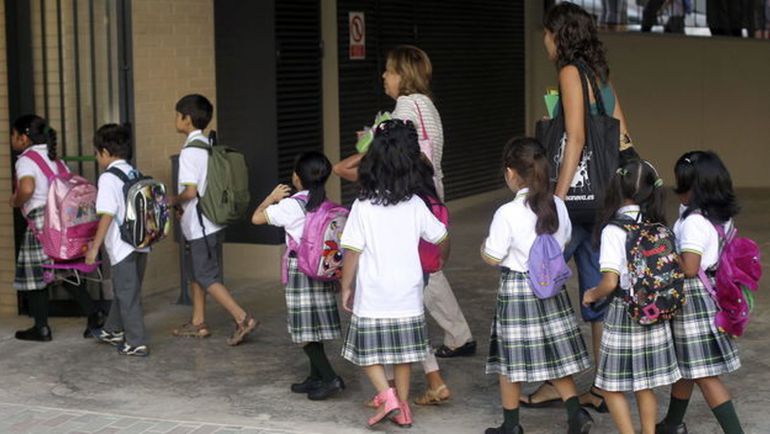 20 asociaciones firman un manifiesto contra la falda en el uniforme escolar 20 asociaciones firman un manifiesto contra la falda en el uniforme escolar