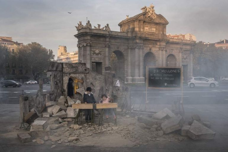 Escenario de una escuela siria destruida por las bombas en la puerta de Alcalá en Madrid Escenario de una escuela siria destruida por las bombas en la puerta de Alcalá en Madrid