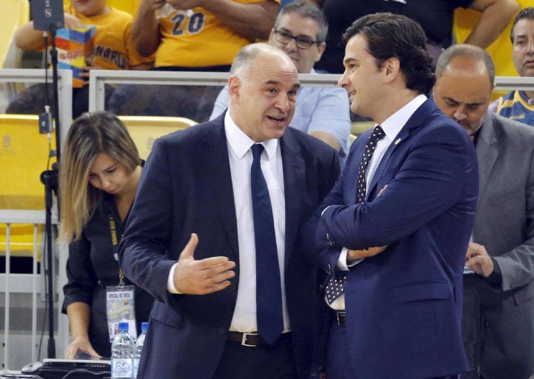 El entrenador del Real Madrid, Pablo Laso, y el segundo entrenador del Herbalife Gran Canaria, Israel González, momentos antes del partido de la novena jornada de la Liga ACB que ambos equipos disputaron hoy en el Gran Canaria Arena, en Las Palmas de Gran Canaria. El entrenador del Real Madrid, Pablo Laso, y el segundo entrenador del Herbalife Gran Canaria, Israel González, momentos antes del partido de la novena jornada de la Liga ACB que ambos equipos disputaron hoy en el Gran Canaria Arena, en Las Palmas de Gran Canaria.
