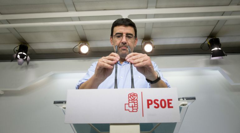 El portavoz de la Gestora del PSOE, Mario Jiménez, durante la rueda de prensa que ha ofrecido en Madrid El portavoz de la Gestora del PSOE, Mario Jiménez, durante la rueda de prensa que ha ofrecido en Madrid