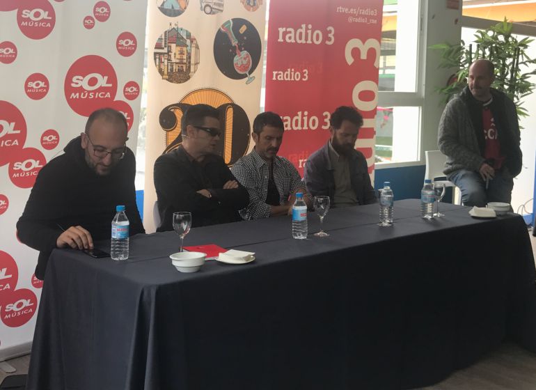 De izquierda a derecha: Javier Ajenjo, el director del Sonorama, Santiago Auserón y dos componentes de Sexy Sadie De izquierda a derecha: Javier Ajenjo, el director del Sonorama, Santiago Auserón y dos componentes de Sexy Sadie