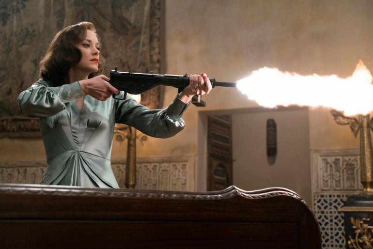 Fotograma de 'Aliados' con Marion Cotillard y Brad Pitt Fotograma de 'Aliados' con Marion Cotillard y Brad Pitt