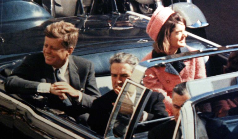 John F. Kennedy pocos minutos antes de su asesinato. John F. Kennedy pocos minutos antes de su asesinato.