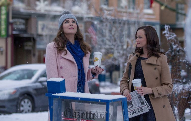 Lorelai y Rory, en uno de los capítulos especiales de 'Las 4 estaciones de Las Chicas Gilmore' Lorelai y Rory, en uno de los capítulos especiales de 'Las 4 estaciones de Las Chicas Gilmore'