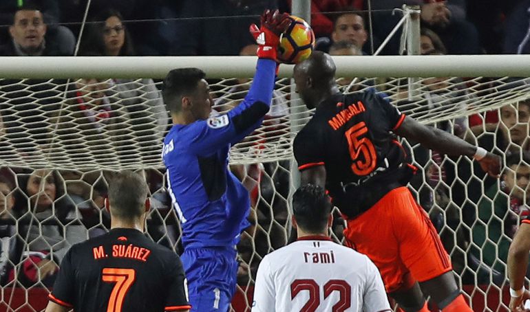 Sergio Rico captura el balón ante el intento de remate de Eliaquim Mangala Sergio Rico captura el balón ante el intento de remate de Eliaquim Mangala