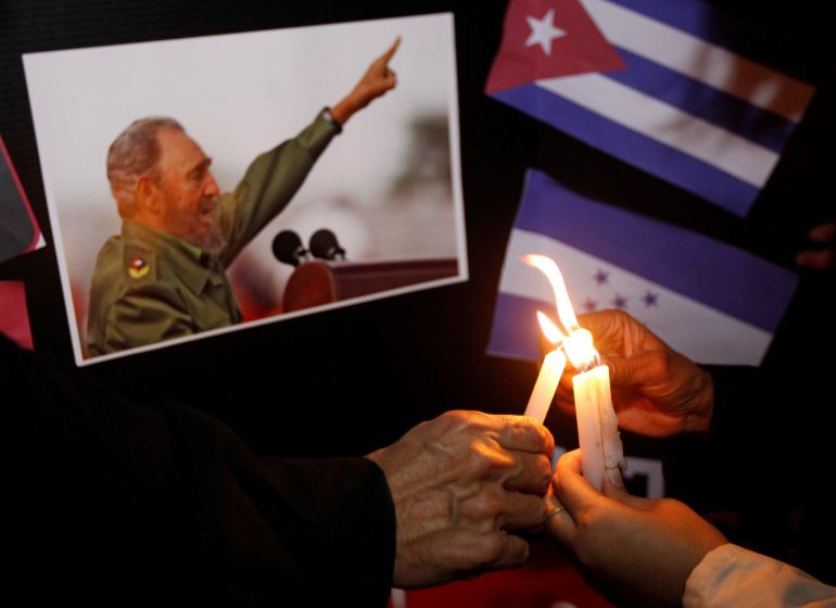 People place candles beside a picture of Fidel, as part of a tribute, following the announcement of the death of Cuban revolutionary leader Fidel Castro, in Tegucigalpa, Honduras November 26, 2016. People place candles beside a picture of Fidel, as part of a tribute, following the announcement of the death of Cuban revolutionary leader Fidel Castro, in Tegucigalpa, Honduras November 26, 2016.
