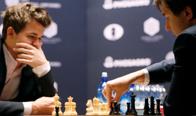 Sergei Kariakin hace una jugada ante Magnus Carlsen en la duodécima partida del Campeonato del Mundo de Ajedrez. Sergei Kariakin hace una jugada ante Magnus Carlsen en la duodécima partida del Campeonato del Mundo de Ajedrez.