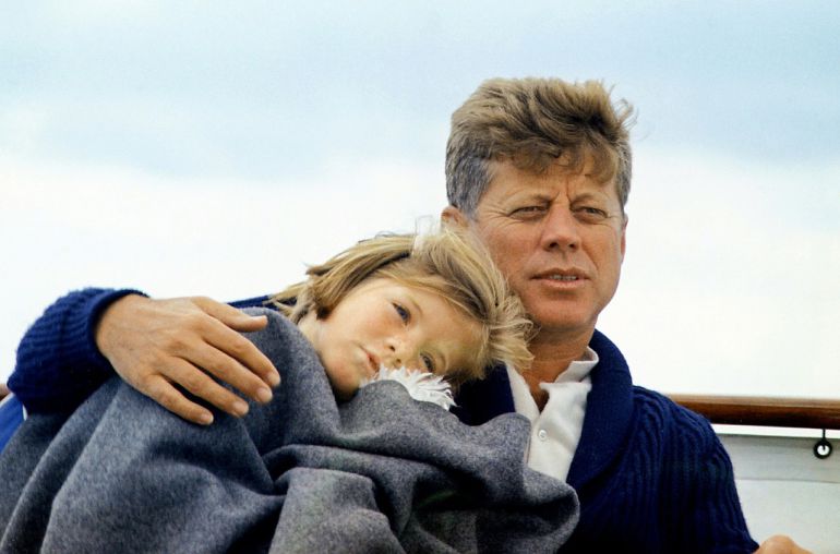 John F. Kennedy y su hija Caroline durante un momento familiar. John F. Kennedy y su hija Caroline durante un momento familiar.